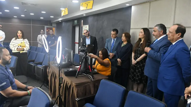 JCE entregar&aacute; primera c&eacute;dula de identidad y electoral al presidente Abinader este lunes 