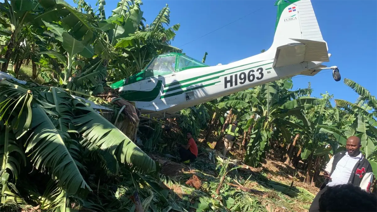 Se accidenta avioneta de fumigación agrícola en Guayubín; piloto resulta ileso