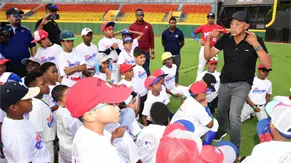 Cientos de niños del Cibao participan en clínica regional de béisbol en Santiago