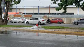 Derrame de agua en hidrantes de la avenida Luper&oacute;n provoca charcos y dificultades al tr&aacute;nsito