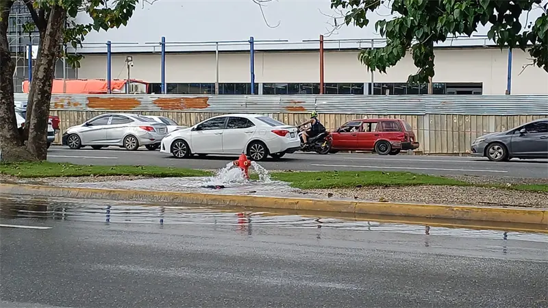 Derrame de agua en hidrantes de la avenida Luper&oacute;n provoca charcos y dificultades al tr&aacute;nsito
