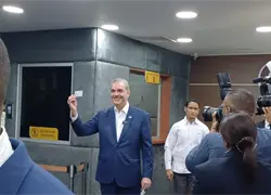 Abinader se convierte en el primer ciudadano en recibir la nueva c&eacute;dula