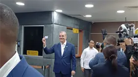 Abinader se convierte en el primer ciudadano en recibir la nueva c&eacute;dula