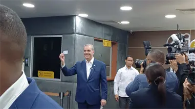 Abinader se convierte en el primer ciudadano en recibir la nueva c&eacute;dula