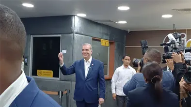 Abinader se convierte en el primer ciudadano en recibir la nueva cédula