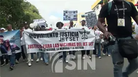 Ciudadanos marchan por v&iacute;ctimas de la tragedia del Jet Set