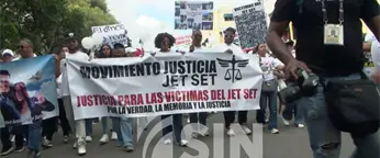 Ciudadanos marchan por víctimas de la tragedia del Jet Set