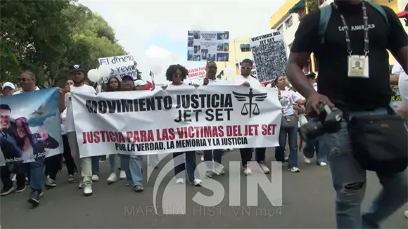 Ciudadanos marchan por víctimas de la tragedia del Jet Set Ciudadanos marchan por víctimas de la tragedia del Jet Set