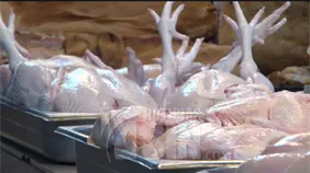 Debido a la escasez se dispara el precio del pollo horneado en supermercados y mercados populares