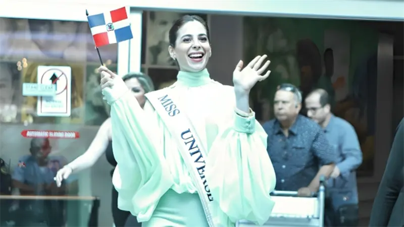 Miss Universo y Giannina Azar destacan el autismo en desfile de moda en Santo Domingo