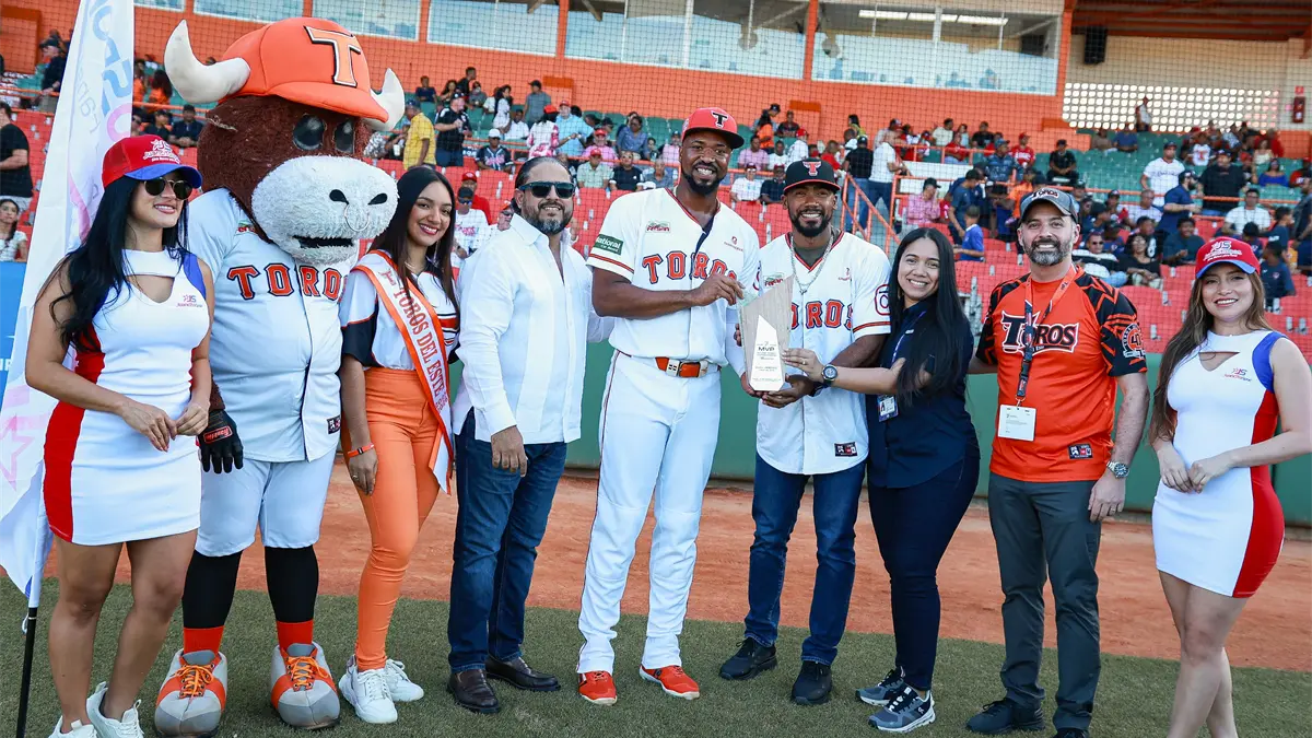 Acto en el que Lidom y Juancito Sport entregaron al jugador Eloy Jiménez un trofeo y un premio en metálico, en reconocimiento a su destacada actuación en la etapa semifinal del campeonato.