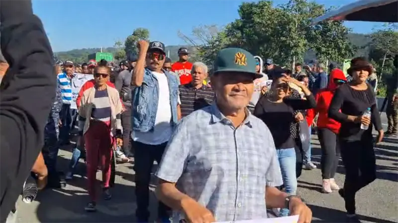 Grupos comunitarios marchan en Bonao exigiendo asfaltado e intervenci&oacute;n del r&iacute;o Yuna