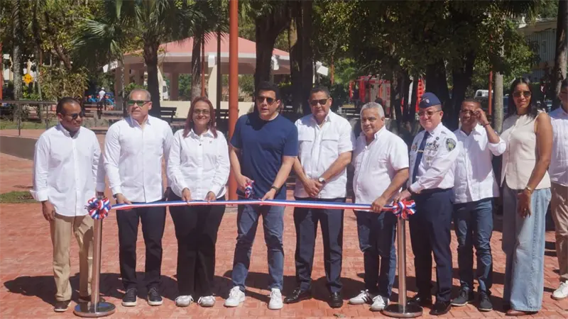 Ministerio de Turismo inaugura reconstrucci&oacute;n del parque central Juan Pablo Duarte en Saman&aacute;