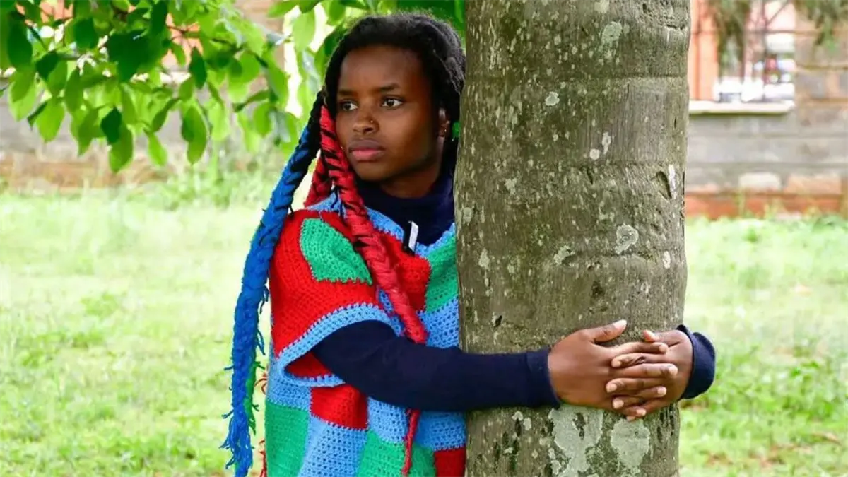 Guinness World Records reconoce a Truphena Muthoni por récord mundial abrazando un árbol 72 horas