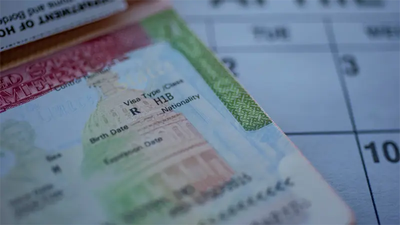 Texas ordena a sus agencias y universidades suspender las solicitudes de visas H-1B