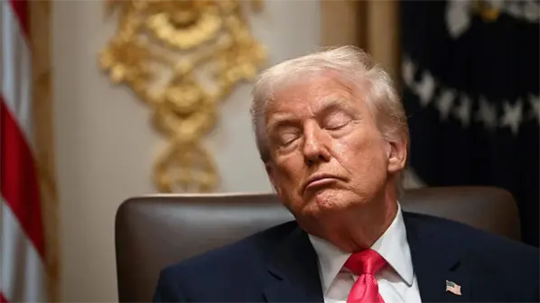 Trump dice que cierra los ojos en las reuniones con su gabinete porque son aburridísimas