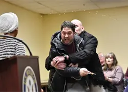 Un hombre rocía con líquido a congresista demócrata Ilhan Omar en un mítin en Mineápolis