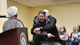 Un hombre rocía con líquido a congresista demócrata Ilhan Omar en un mítin en Mineápolis Un hombre rocía con líquido a congresista demócrata Ilhan Omar en un mítin en Mineápolis