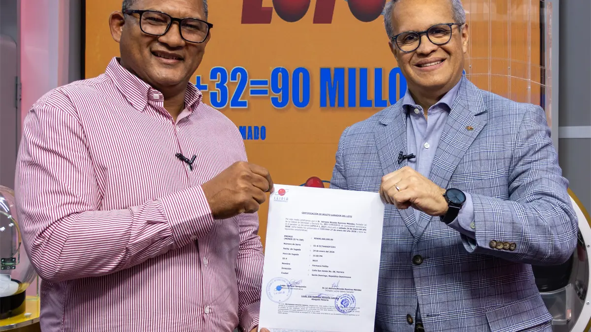 LEIDSA entrega certificado a mayor del Ejército ganador de 90 millones en el Loto