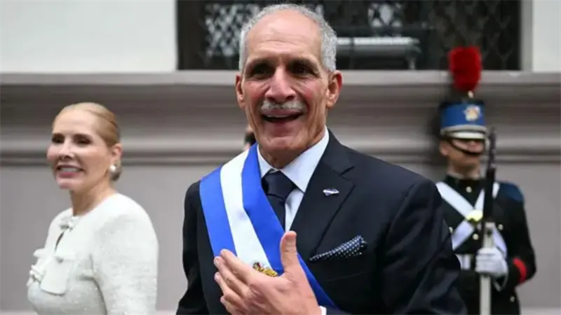 Presidente de Honduras dirigir&aacute; la cartera de Salud con apoyo de sus tres vicepresidentes