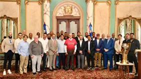 Abinader entrega la bandera dominicana a los Leones del Escogido para la Serie del Caribe 2026
