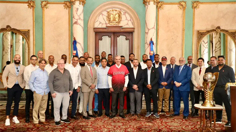 Abinader entrega la bandera dominicana a los Leones del Escogido para la Serie del Caribe 2026