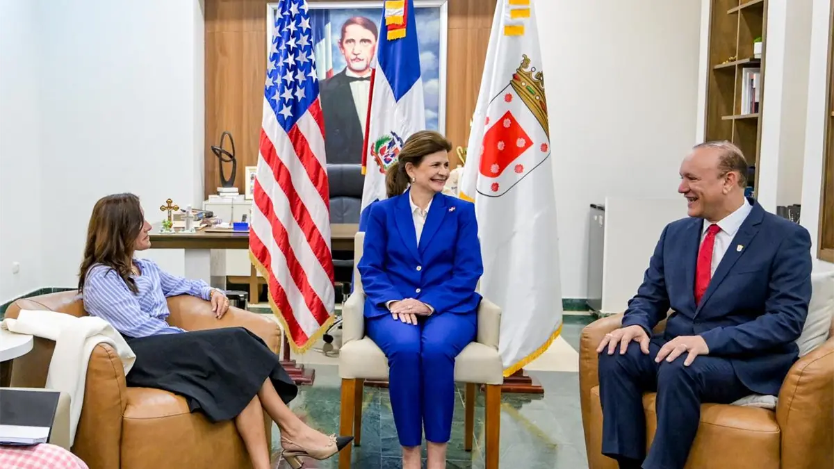 Alcalde de Santiago recibe a embajadora de Estados Unidos y vicepresidenta Raquel Peña.