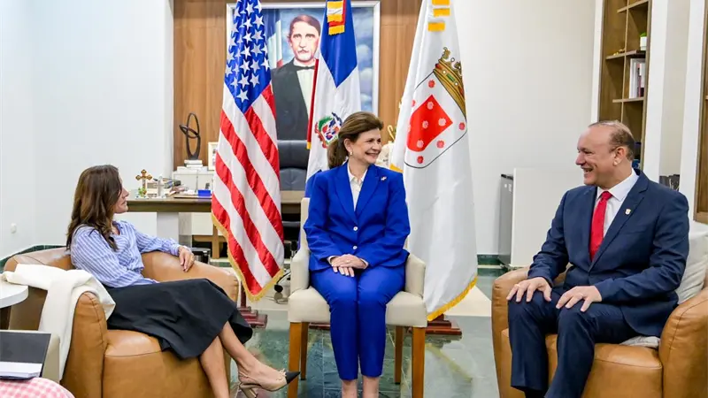 Alcalde de Santiago recibe a embajadora de EE. UU. y a Raquel Pe&ntilde;a