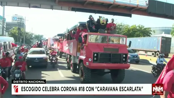 Fan&aacute;ticos del Escogido celebran corona n&uacute;mero 18 con "Caravana Escarlata"