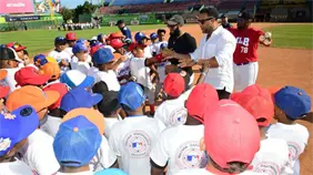FEDOM, gerencia del Cl&aacute;sico Mundial y MLB realizan &uacute;ltima cl&iacute;nica infantil de b&eacute;isbol en Santo Domingo
