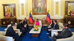 Delcy Rodr&iacute;guez recibe en Caracas a una delegaci&oacute;n de petrolera estatal de Indonesia