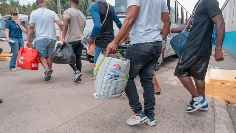 La DGSPC traslada otros 400 privados de libertad de La Victoria al CCR Las Parras