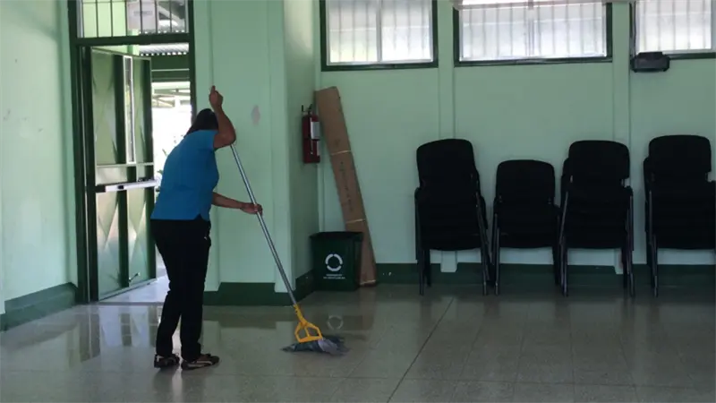 ADP estalla contra salarios de miseria de conserjes, porteros y serenos