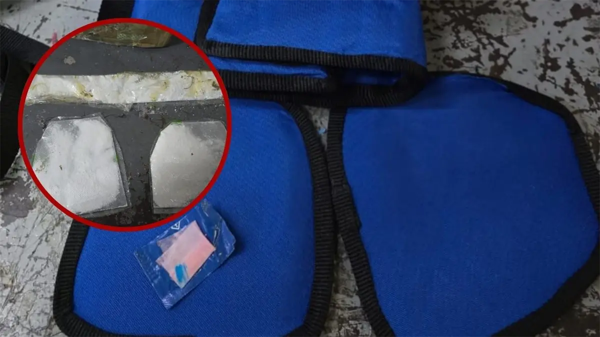 Agentes de la Dirección Nacional de Control de Drogas (DNCD) ncauta chalecos médicos aplomados llenos de cocaína.