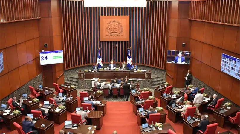 Senadores exigen cambiar proyecto de reforma laboral