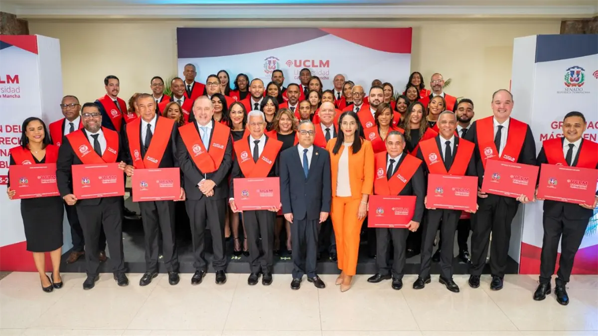 Graduandos del máster en Derecho Constitucional y Público junto a autoridades del Senado y de la UCLM durante el acto de clausura.