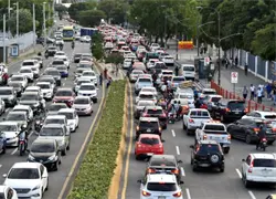 Largas filas para comprar el marbete a pocas horas de vencer el plazo