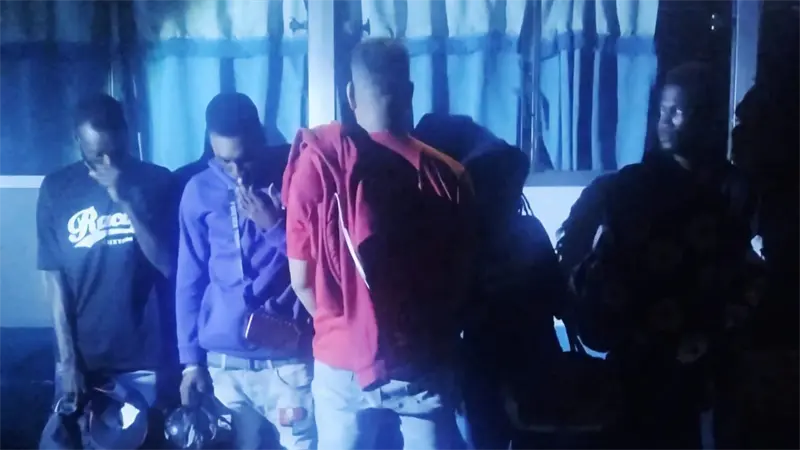 Ej&eacute;rcito entrega conductor de minib&uacute;s que transportaba haitianos indocumentados en Montecristi