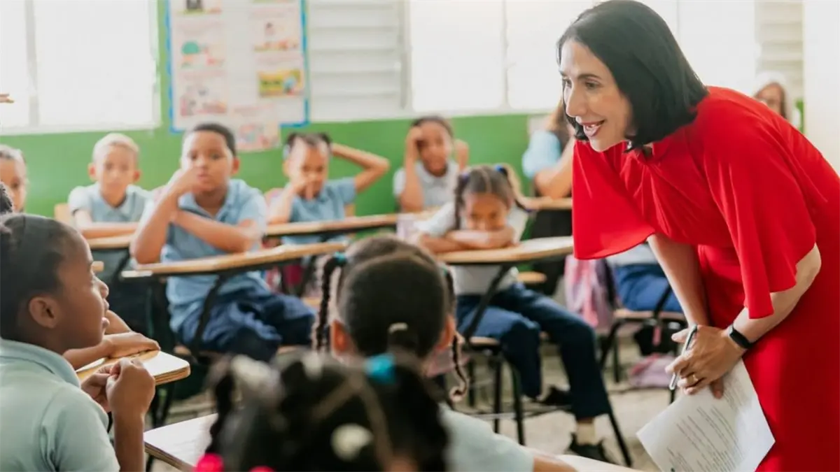 Raquel Arbaje comparte jornada educativa con estudiantes de primaria en Cristo Rey