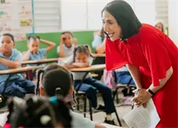 Raquel Arbaje comparte jornada educativa con estudiantes de primaria en Cristo Rey