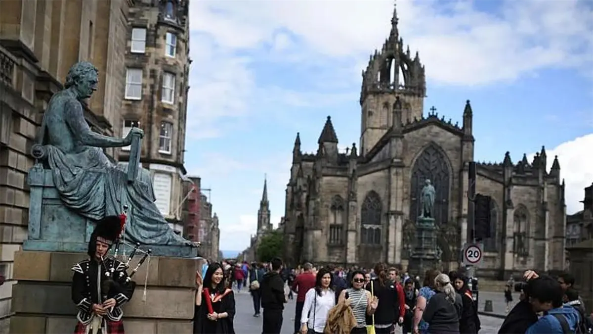 La tumba del filósofo David Hume en Edimburgo aparece vandalizada con símbolos "satánicos"