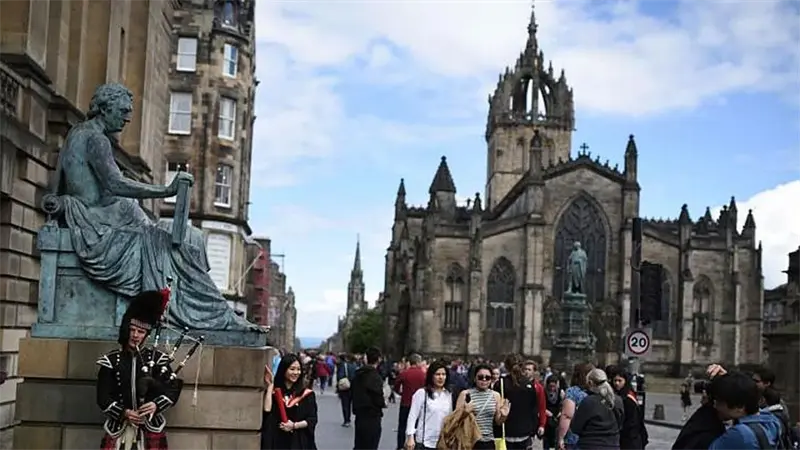 La tumba del fil&oacute;sofo David Hume en Edimburgo aparece vandalizada con s&iacute;mbolos "sat&aacute;nicos"