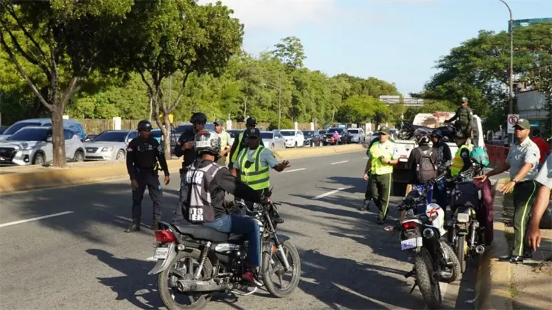 Digesett refuerza control a motoristas que ignoran sem&aacute;foro rojo en el Distrito Nacional