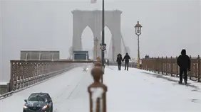 Suben a 13 las v&iacute;ctimas por fr&iacute;o extremo en Nueva York durante tormenta invernal