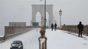 Suben a 13 las víctimas por frío extremo en Nueva York durante tormenta invernal