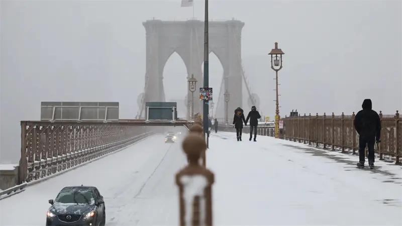 Suben a 13 las v&iacute;ctimas por fr&iacute;o extremo en Nueva York durante tormenta invernal