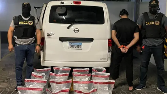 DNCD ocupa 75 paquetes de presunta cocaína y arresta a un paquistaní y un dominicano