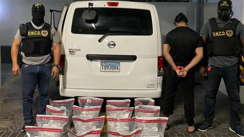 DNCD ocupa 75 paquetes de presunta coca&iacute;na y arresta a un paquistan&iacute; y un dominicano