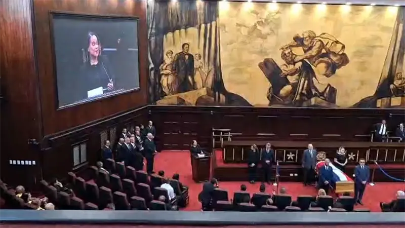 M&oacute;nica Alburquerque agradece despedida a su padre Ram&oacute;n Alburquerque tras honras f&uacute;nebres en el Congreso