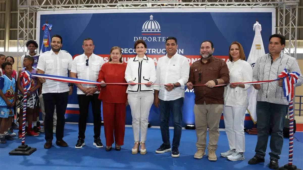 Raquel Peña y Kelvin Cruz entregan remodelado Multiuso Municipal de Constanza